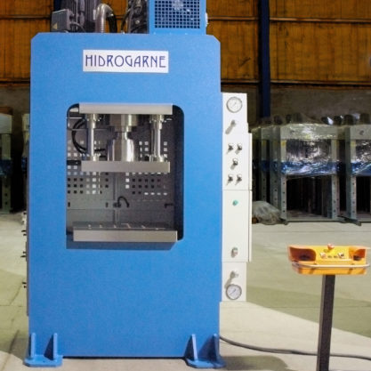 Special motorized hydraulic press with a solid-arch monoblock for stamping works