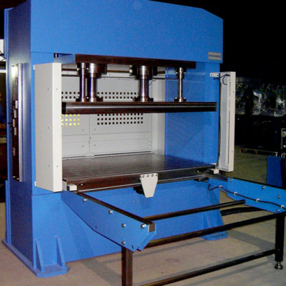 Motorized hydraulic press with double stanchions and fixed bed for vulcanizing