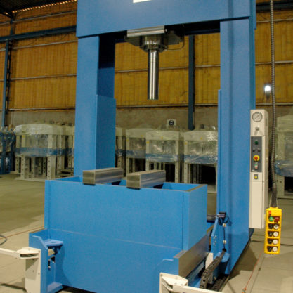 Special motorized hydraulic press with sliding frame and moveable head for stacking up rotors and stators