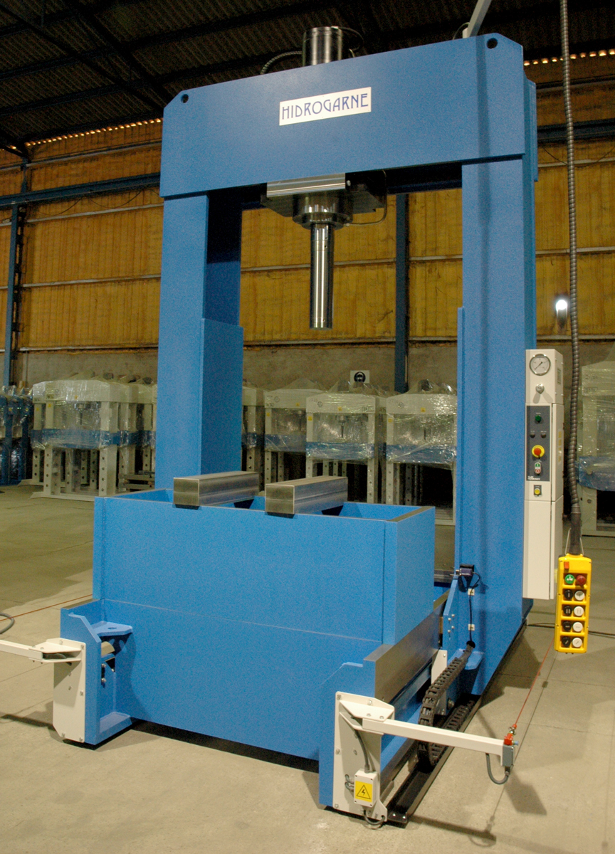 Special motorized hydraulic press with sliding frame and moveable head for stacking up rotors and stators