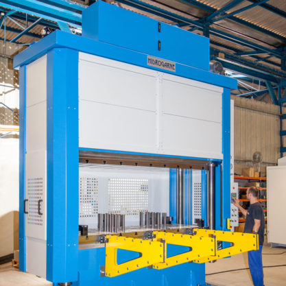 Special 4-cylindrical-column motorized hydraulic press to perform work involving deep-drawing