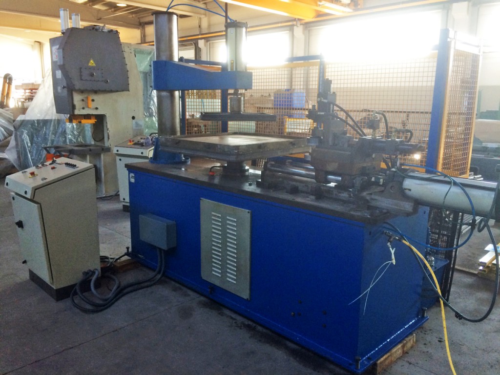 Used and revised tucking hydraulic machine