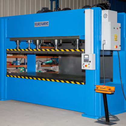 Hydraulic press especially efficient in forming and die-cutting works