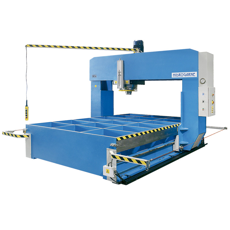 Motorized cambering and straightening presses with sliding frame and moveable head: T series