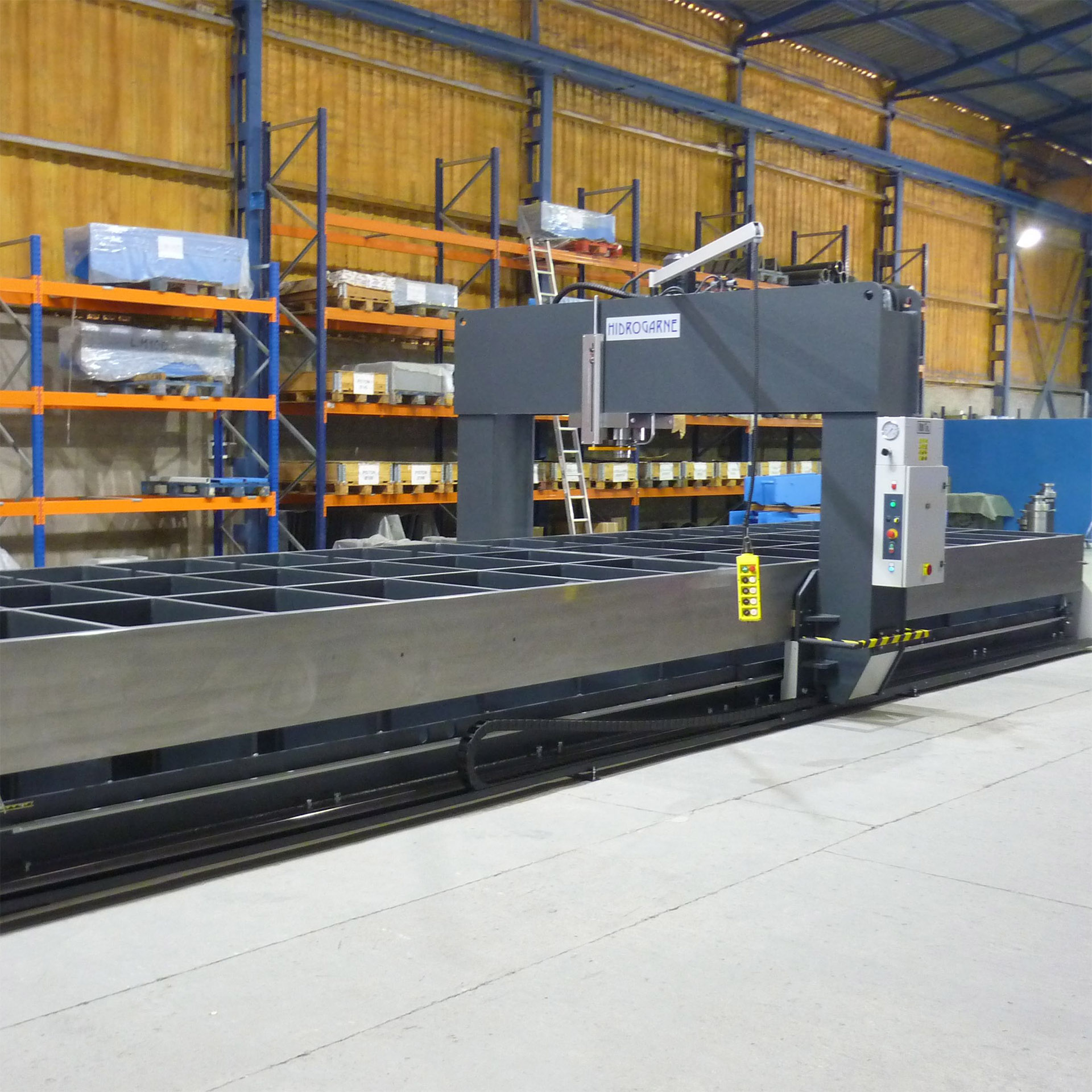 SPECIAL MANUFACTURING OF MOTORIZED HYDRAULIC PRESS WITH SLIDING FRAME AND MOVEABLE HEADSTOCK WITH A TABLE OF 10 METERS LONG