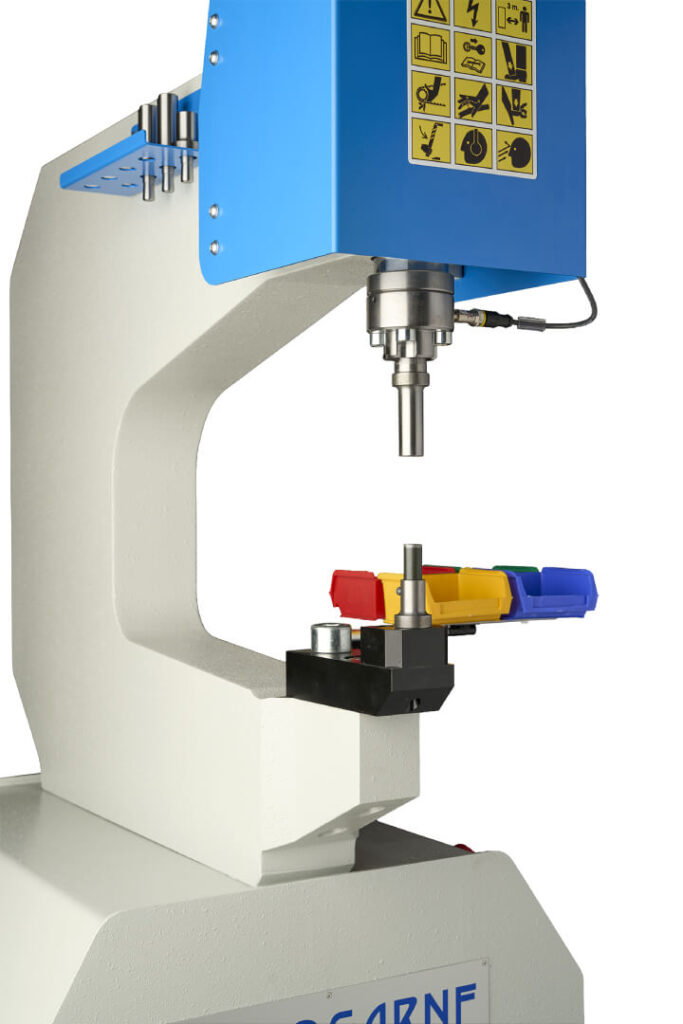 Double safety system with distance sensor in the punch holder.
